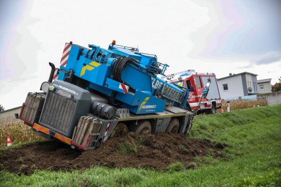 Mobilkran bei Marchtrenk von Strae abgekommen
