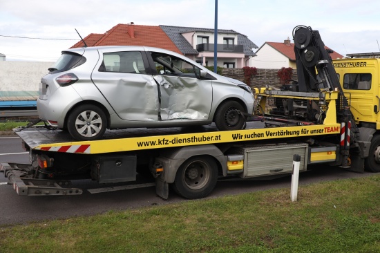 Aufrumarbeiten nach Verkehrsunfall zwischen PKW und Straenbahn auf Wiener Strae bei Traun