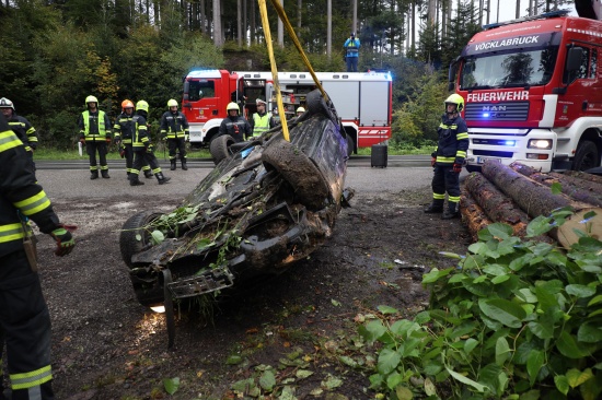 Auto bei Verkehrsunfall auf Hausruckstra�e in V�cklabruck in Bachbett �berschlagen