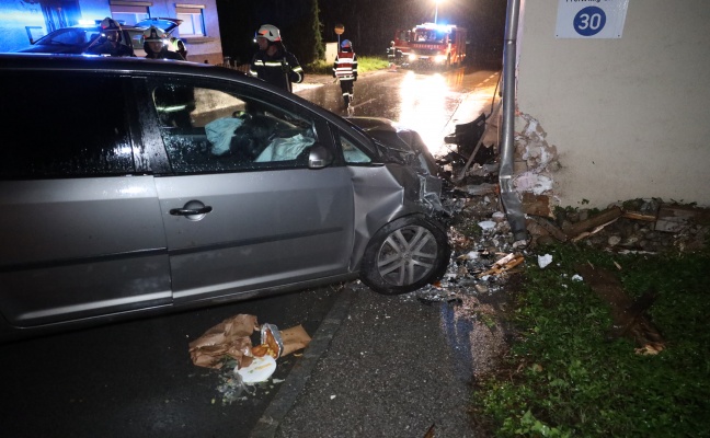 Auto gegen Fassade eines Museumsgebäudes in Krenglbach gekracht