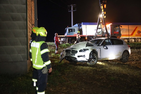Auto bei Rohr im Kremstal von Voralpenstrae abgekommen und gegen Trafostation gekracht