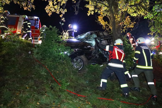 Auto bei schwerem Verkehrsunfall in Stroheim gegen Obstbaum gekracht