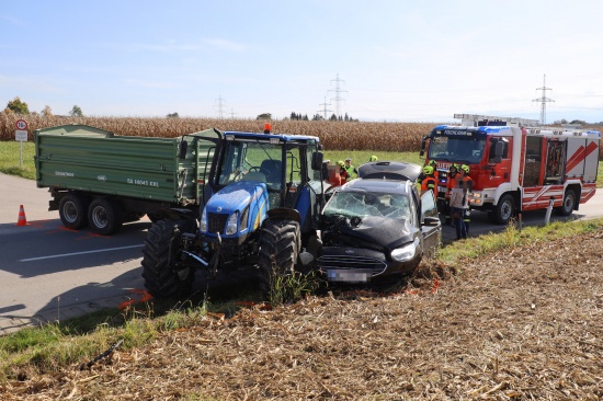 Schwerer Kreuzungscrash zwischen Traktor und PKW in Fischlham
