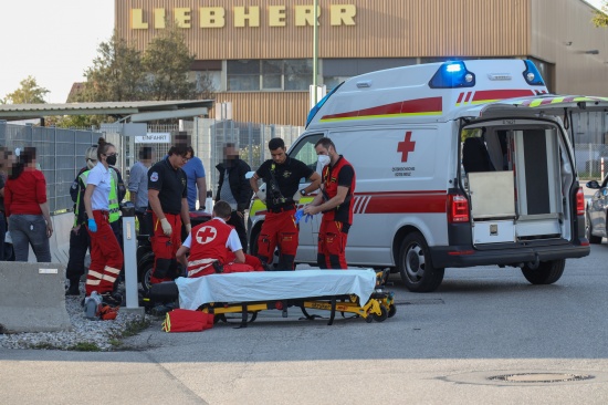 Notarzthubschrauber bei Verkehrsunfall mit Seniorenmobil in Wels-Pernau im Einsatz