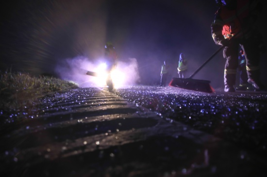 Glassplitter auf Strae: Einsatzkrfte der Feuerwehr als "Kehrmaschine" in Marchtrenk im Einsatz
