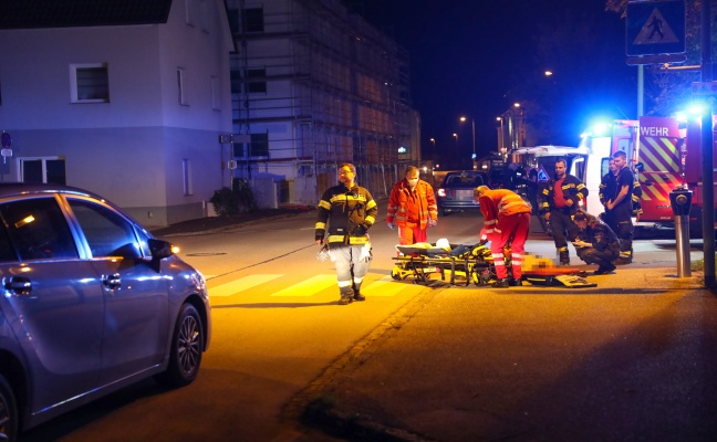 Fugnger im Bereich eines Schutzweges in Wels-Vogelweide von Auto erfasst