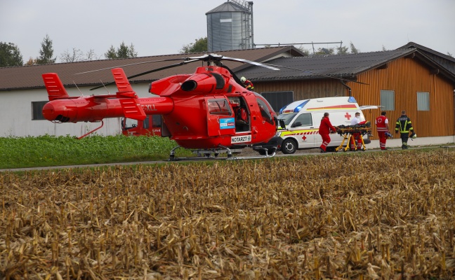 Personenrettung: Schwerer landwirtschaftlicher Unfall auf Bauernhof in Bad Wimsbach-Neydharting