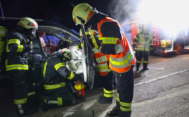 Feuerwehr bei PKW-Brand in Marchtrenk im Einsatz