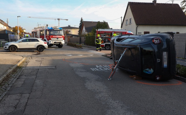 Auto bei Kreuzungscrash in Pasching umgekippt - Feuerwehr befreit zwei eingeschlossene Insassen