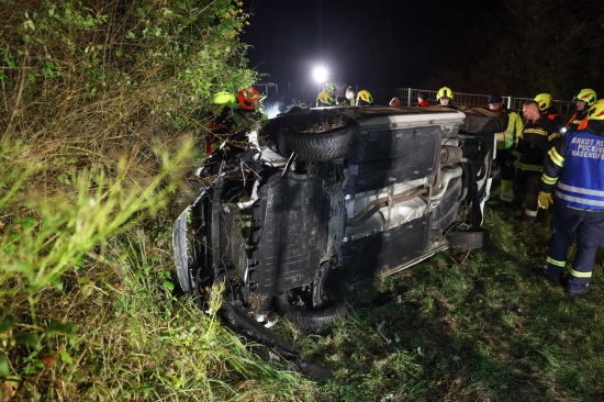 Zwei Insassen auf Welser Autobahn bei Wei�kirchen an der Traun aus Unfallwrack gerettet