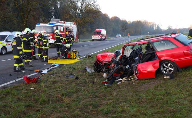 Zwei teils Schwerverletzte bei heftigem Crash auf Rieder Strae in St. Marienkirchen am Hausruck