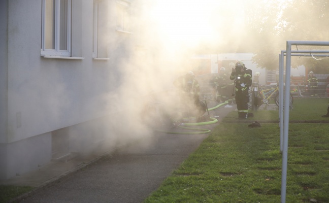 Grerer Einsatz von Feuerwehr und Rettung bei Kellerbrand in Mehrparteienwohnhaus in Wels-Lichtenegg