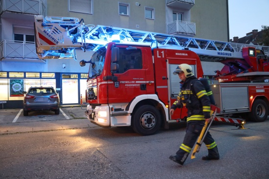 Einsatzkr�fte der Feuerwehr nach vermeintlicher Explosion in Wels-Vogelweide im Einsatz
