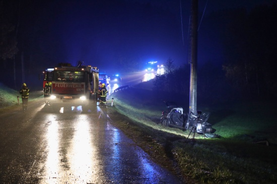 Tdlicher Verkehrsunfall: Autolenker (39) starb nach Kollision mit Strommast in Neukirchen am Walde