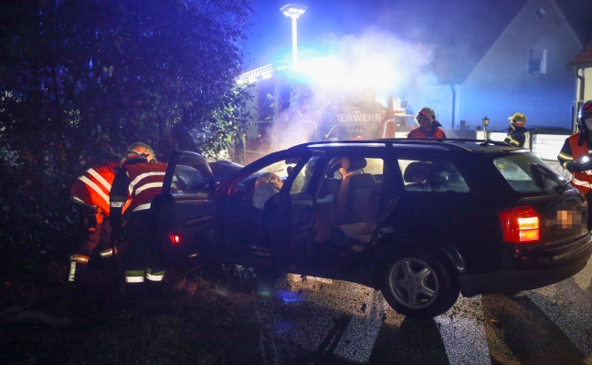 Auto bei schwerem Verkehrsunfall in Wels-Puchberg gegen Zaun und Hecke gekracht