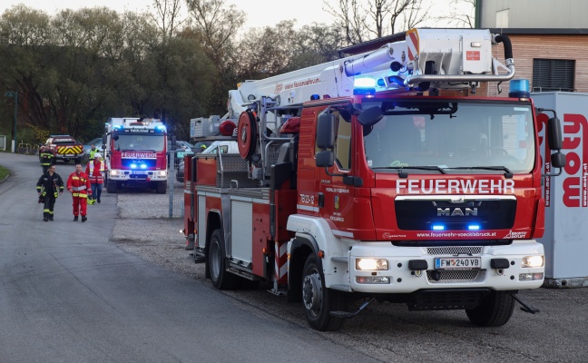 Drei Feuerwehren bei Personenrettung nach schwerem Arbeitsunfall in Redlham im Einsatz