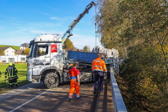 Schwierige Bergung: LKW mit Betonfertigteilen bei Offenhausen von Strae abgekommen