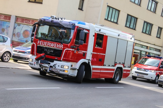 Technischer Defekt an einem PKW sorgte für Feuerwehreinsatz in Welser Innenstadt