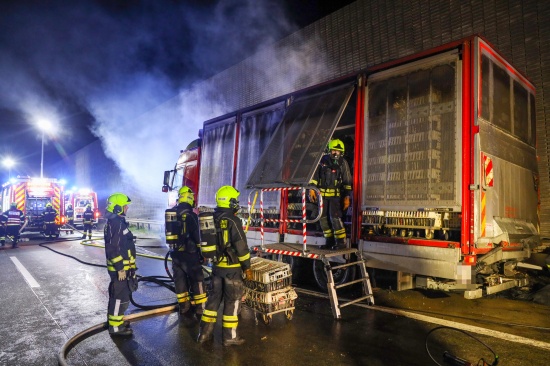 Tierdrama: Brand eines Transporters mit lebenden Suppenhhnern auf Westautobahn bei Ansfelden