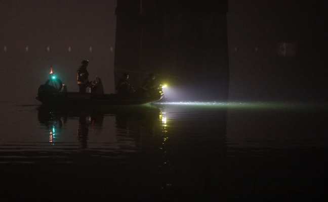 Boote und Taucher: Feuerwehr bei Personenrettung in der Enns im Einsatz