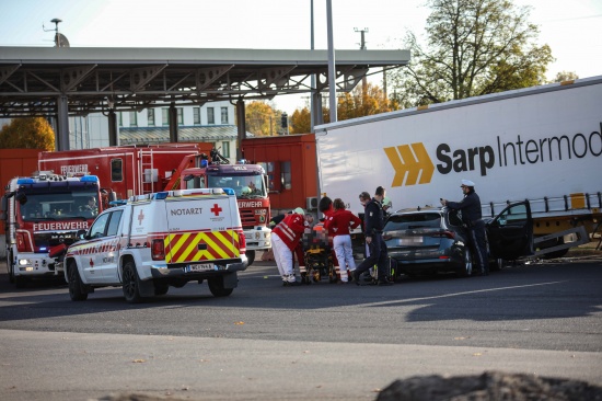 Auto auf Betriebsgel�nde in Wels-Puchberg gegen LKW gekracht