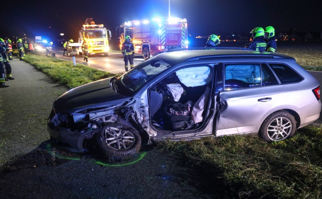 Menschenrettung nach schwerer Kollision zweier Autos auf Kremstalstrae in Ansfelden