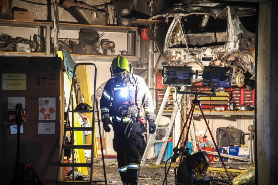 Brand eines Autos in einer Garage in Marchtrenk sorgte fr greren Einsatz zweier Feuerwehren