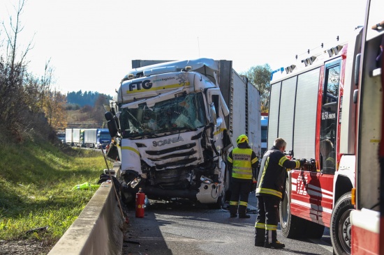 Lenker eingeklemmt: Schwerer Unfall mit drei beteiligten LKW auf Innkreisautobahn bei Steinhaus