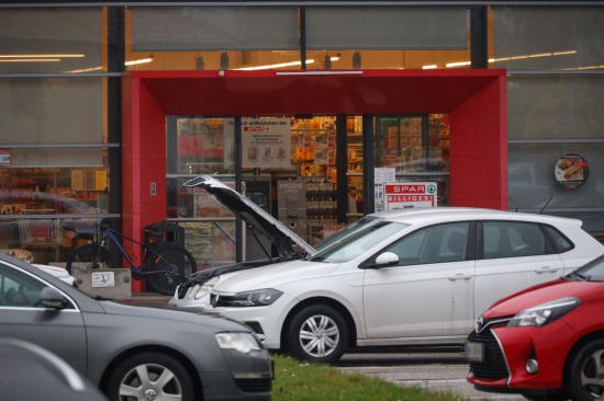 Kleinbrand im Motorraum eines PKW in Wels-Pernau rasch gelscht