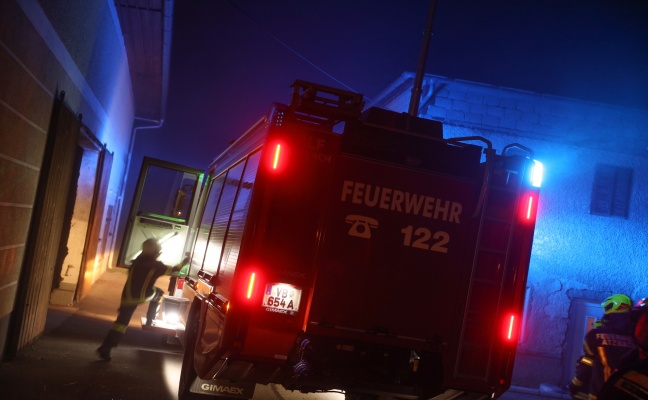 Drei Feuerwehren bei Brand bei einem Baucontainer in Atzbach im Einsatz