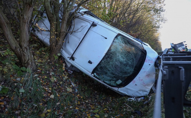 Auto bei Unfall auf Westautobahn in Sipbachzell hinter Leitschiene gegen Bume gekracht