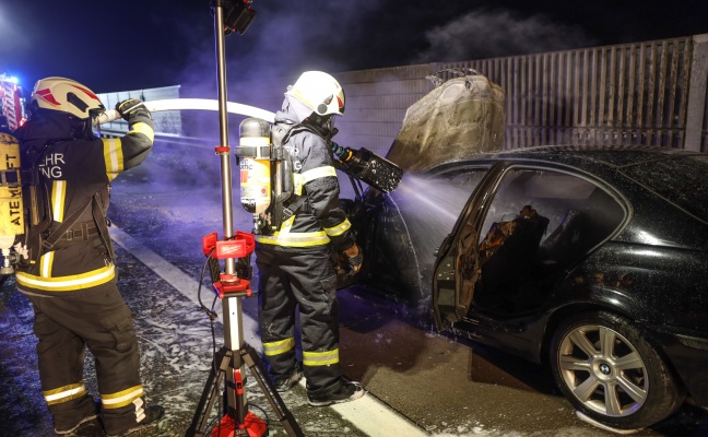 Auto auf Westautobahn bei Sipbachzell nach technischem Defekt in Flammen aufgegangen