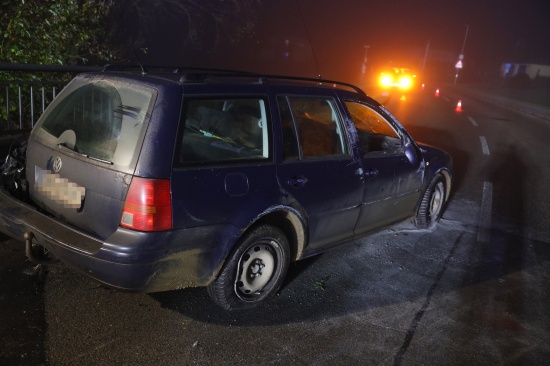 Auto nach Anprall an Leitschiene einer Brcke in Altmnster umgestrzt