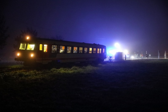 Auto auf Bahnbergang in Sattledt mit Regionalzug der Almtalbahn kollidiert