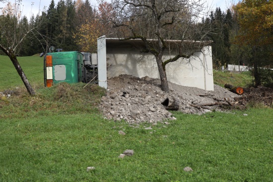 LKW auf Zufahrtsstrae in Rosenau am Hengstpa umgestrzt