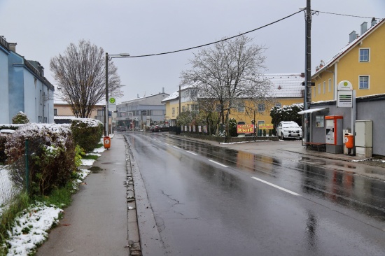 Kollision zwischen PKW und Linienbus in Linz-Dornach-Auhof fordert ein Todesopfer