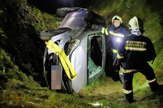 Lenkerin bei Verkehrsunfall in Hinzenbach durch Feuerwehr aus Fahrzeug befreit