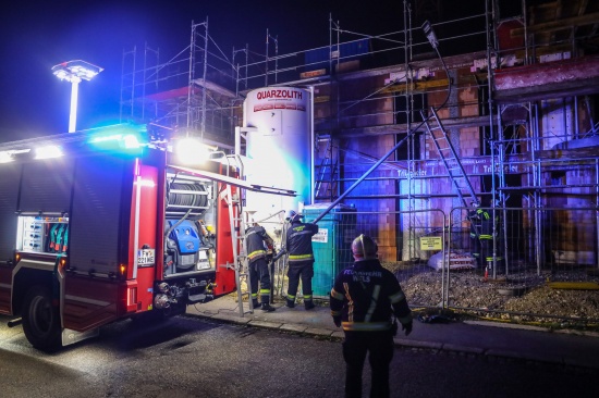 Beschdigte Straenbeleuchtung nach Unfall in Wels-Vogelweide durch Feuerwehr entfernt