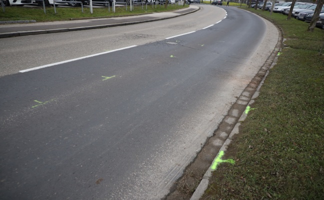 Autolenker (71) nach Kollision mit LKW in Linz-Neue Heimat im Krankenhaus verstorben