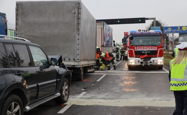 Auffahrunfall zwischen PKW, Klein-LKW und LKW vor Kreuzungsbereich in Wels-Schafwiesen