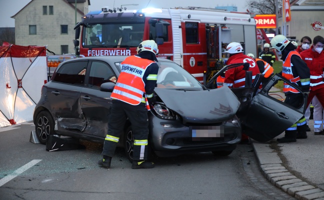 Autolenkerin nach schwerem Crash in Wels-Lichtenegg aus berschlagenem PKW befreit