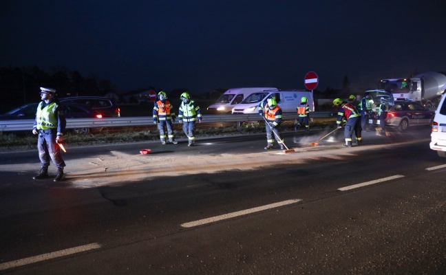 Aufrumarbeiten nach Auffahrunfall auf Wiener Strae in Marchtrenk