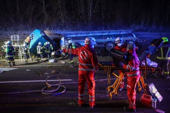 Gefahrstoff-LKW auf Innkreisautobahn bei Meggenhofen schwer verunfallt