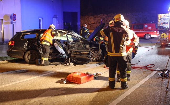 Beifahrer nach Crash mit LKW in Wels-Waidhausen durch Feuerwehr aus Unfallfahrzeug gerettet