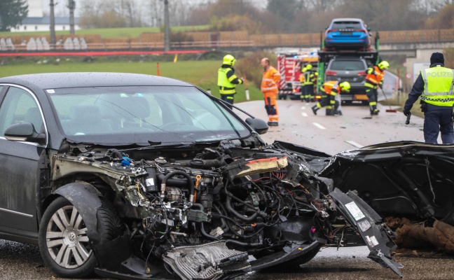 Unfall zwischen PKW und Autotransporter in Marchtrenk