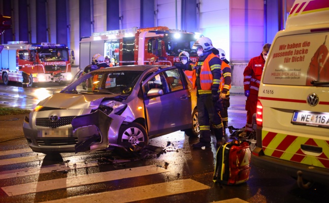 Menschenrettung aus Unfallfahrzeug nach Kreuzungscrash in Wels-Pernau