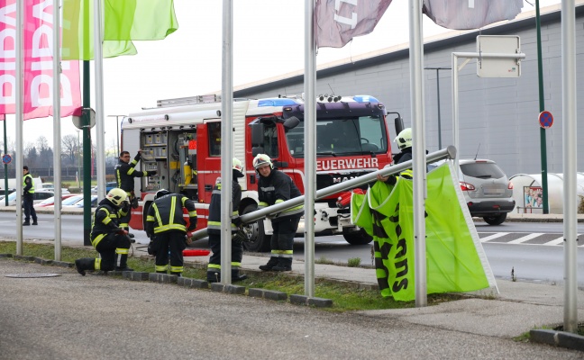 Einsatz in Wels-Waidhausen: Fahnenmast nach Unfall in Schieflage