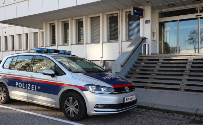 "Dringend die Kinder abholen": Alkoholisiertes Ehepaar mit Blaulicht im Auto durch Wels unterwegs