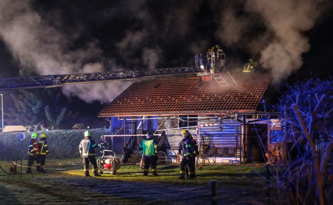 Holzhaus in Attnang-Puchheim nahezu in Vollbrand