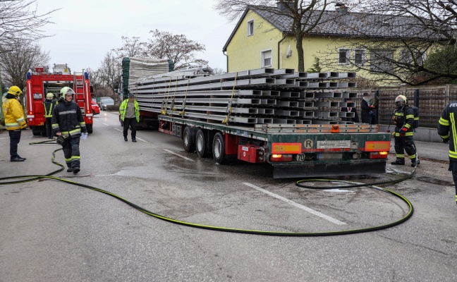 berhitzt: Rauchentwicklung an LKW-Auflieger fhrte zu Einsatz der Feuerwehr in Wels-Lichtenegg